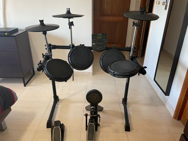 instrumentos musicales - Se vende excelente batería eléctrica, cómo nueva y buen funcionamiento. 