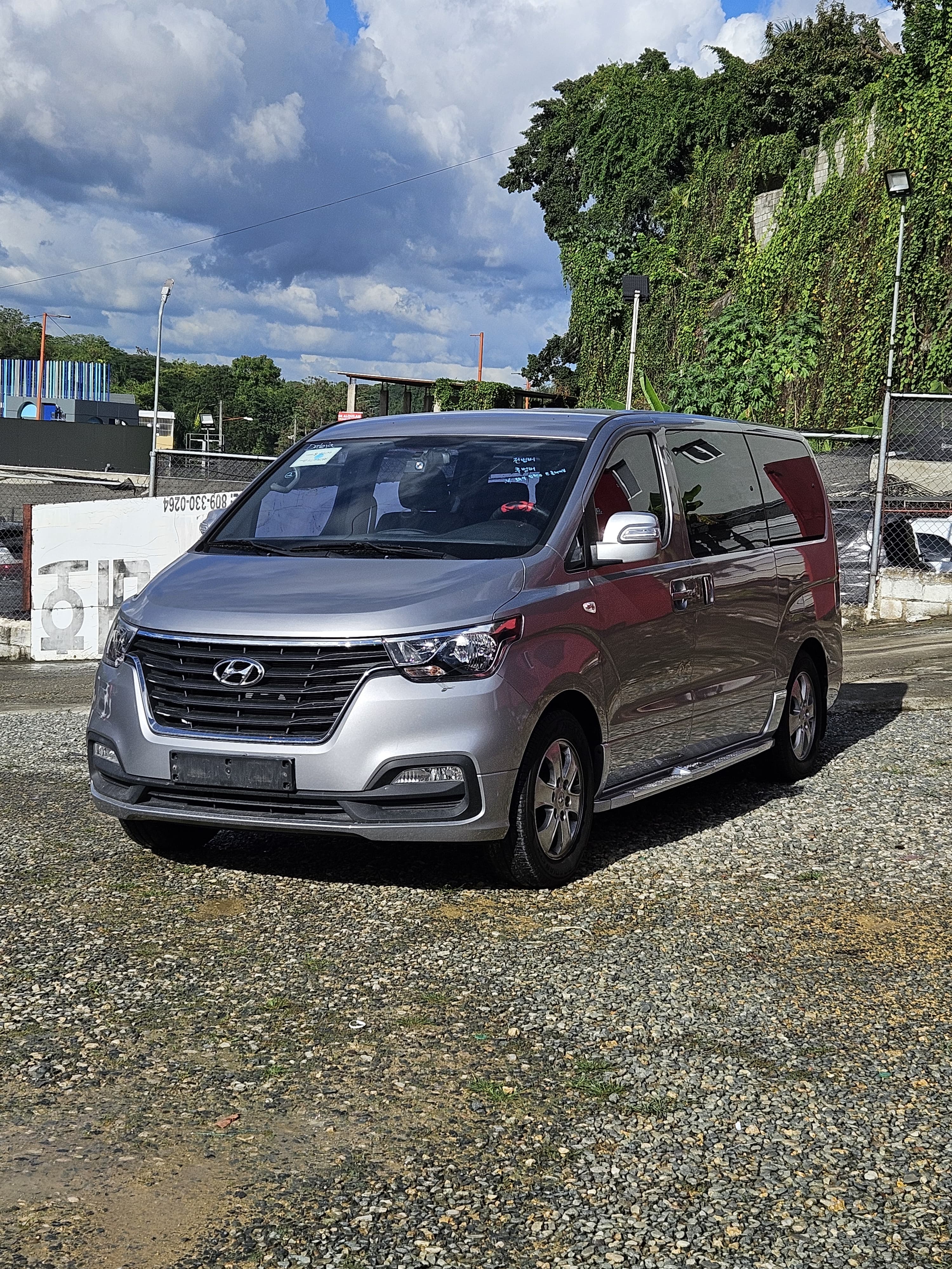 jeepetas y camionetas - Hyundai Grand Starex 2019 Importada Precio Negociable Financiamiento Disponible