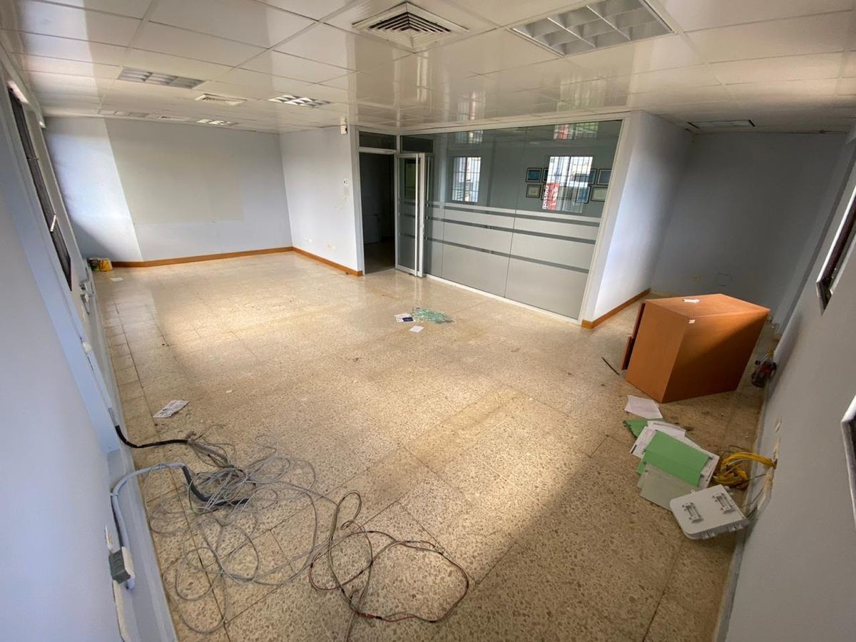 oficinas y locales comerciales - 🔵Alquilo Local para oficina 65 mts 3er piso en la castellana
