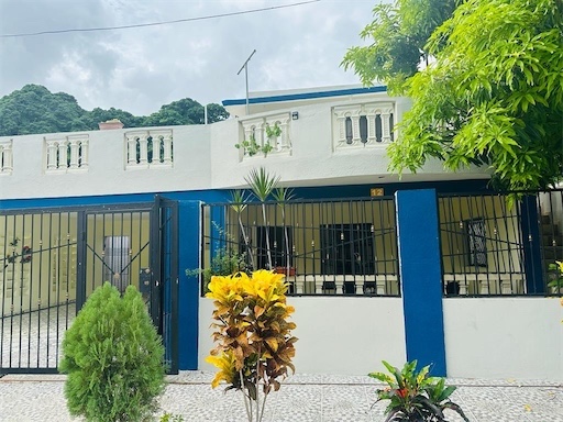 casas - Venta de casa de dos niveles en vista hermosa Santo Domingo este