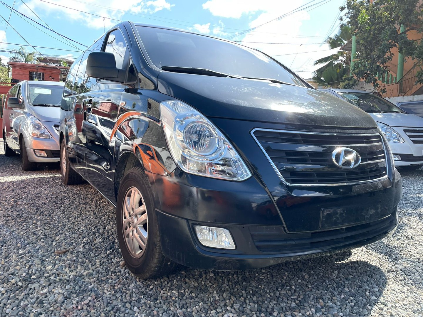 jeepetas y camionetas - HYUNDAI GRAND STAREX 2017 NEGRA 1