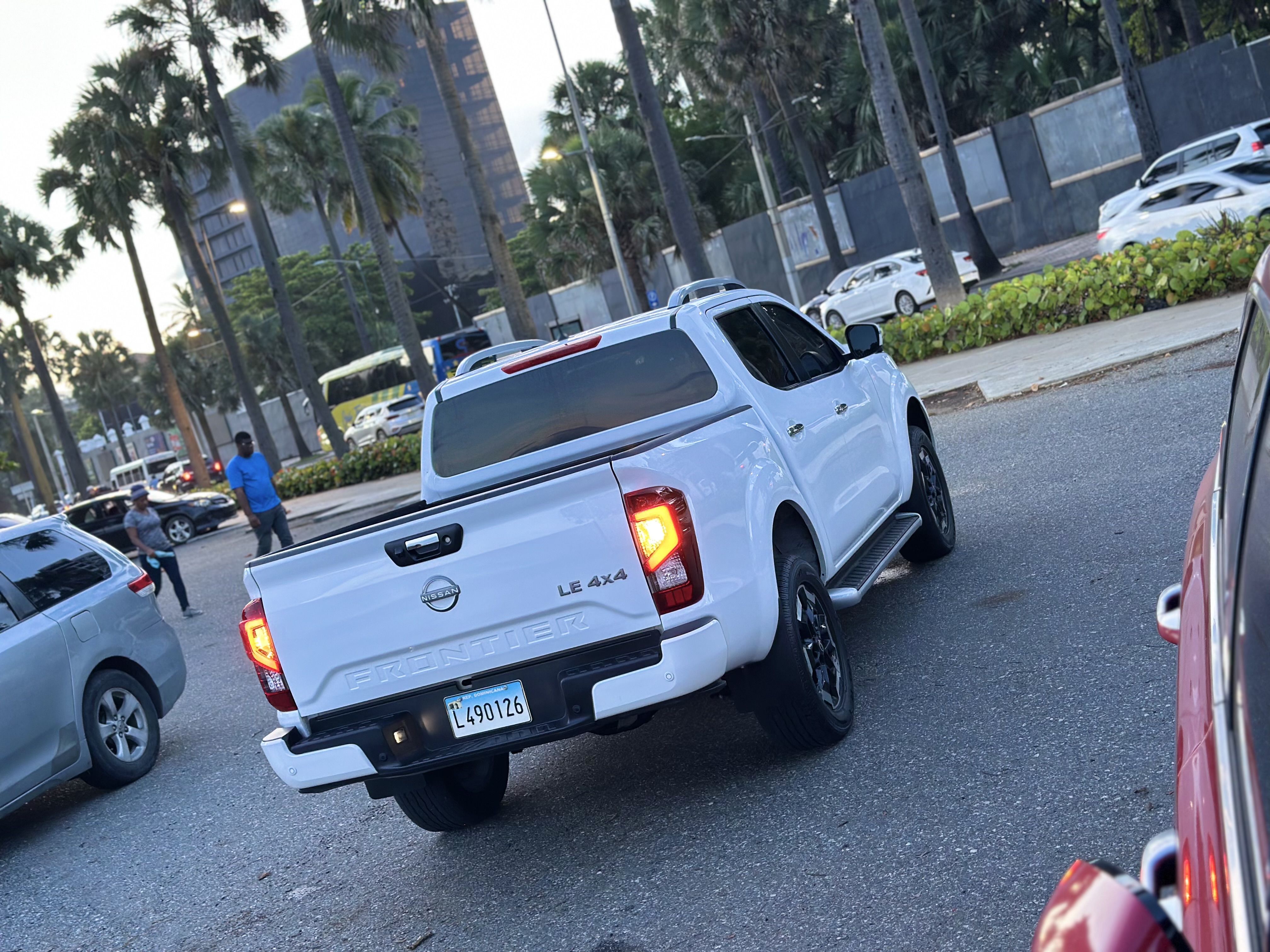 jeepetas y camionetas - 2024 NISSAN FRONTIER LE 4x4 NEGOCIABLE 2