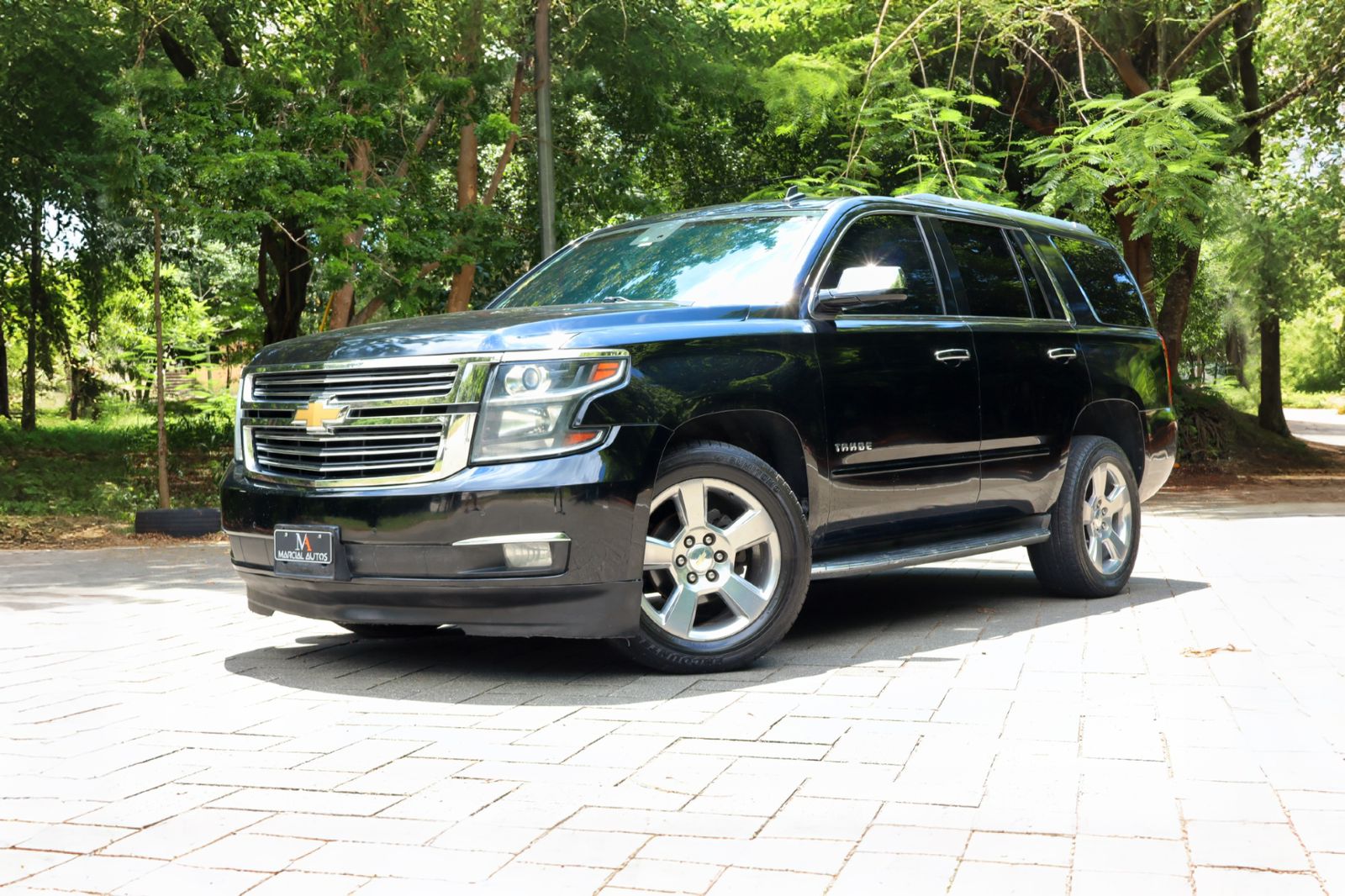 jeepetas y camionetas - Montate en esta impecable confortable espaciosa chevrolet tahoe premier 2017  1