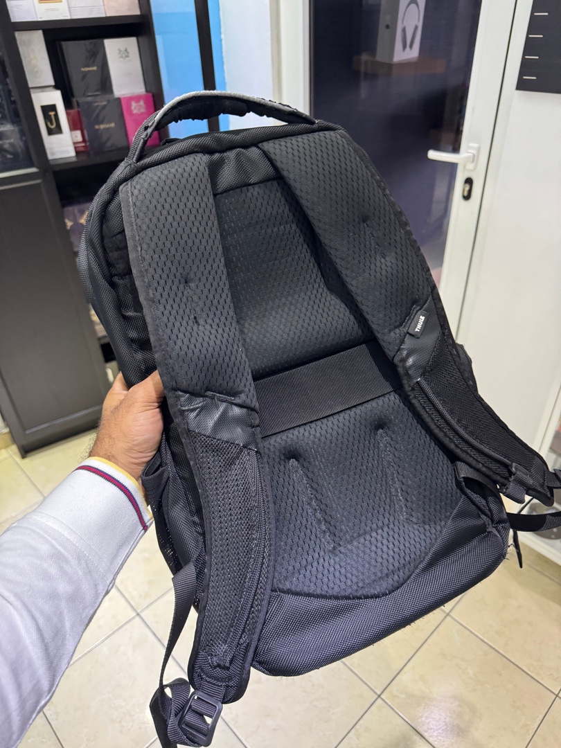 carteras y maletas - Vendo Mochila para Laptop THULE Original Usada, Color: Negro  1