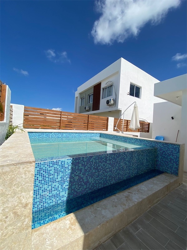 casas vacacionales y villas - Venta de Villa lujosa con piscina en punta cana zona turística 9