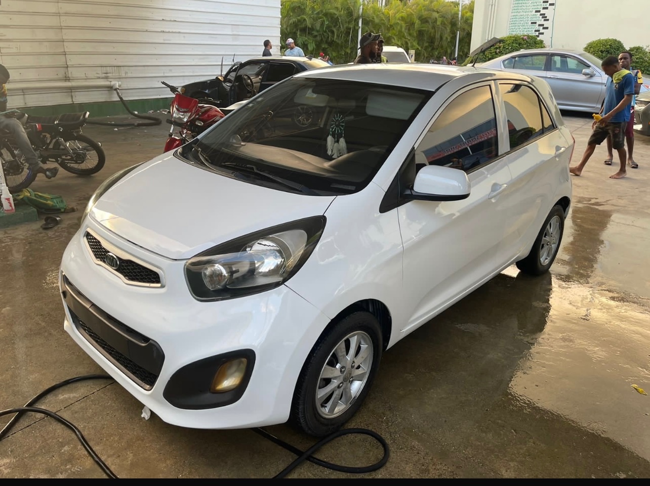 carros - Kia picanto 2012 color blanco  en excelente condiciones ligeramente negociable. 