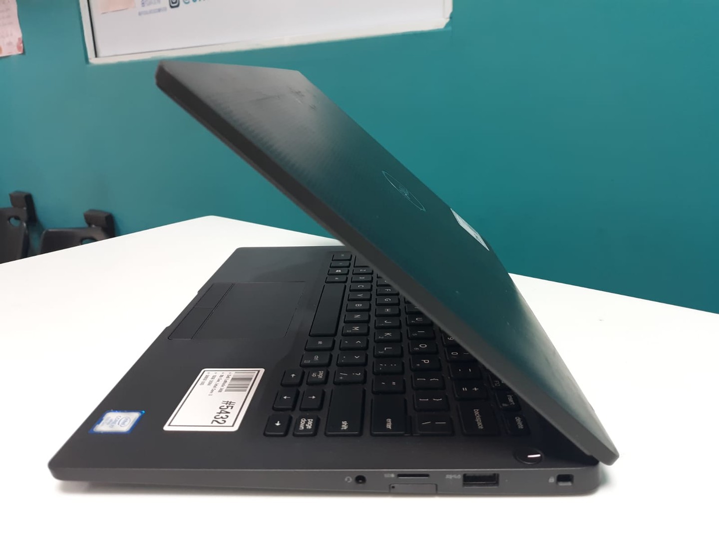 computadoras y laptops - Laptop, Dell Latitude 7400 / 8th Gen, Intel Core i7 / 8GB DDR4 / 500GB SSD	 3