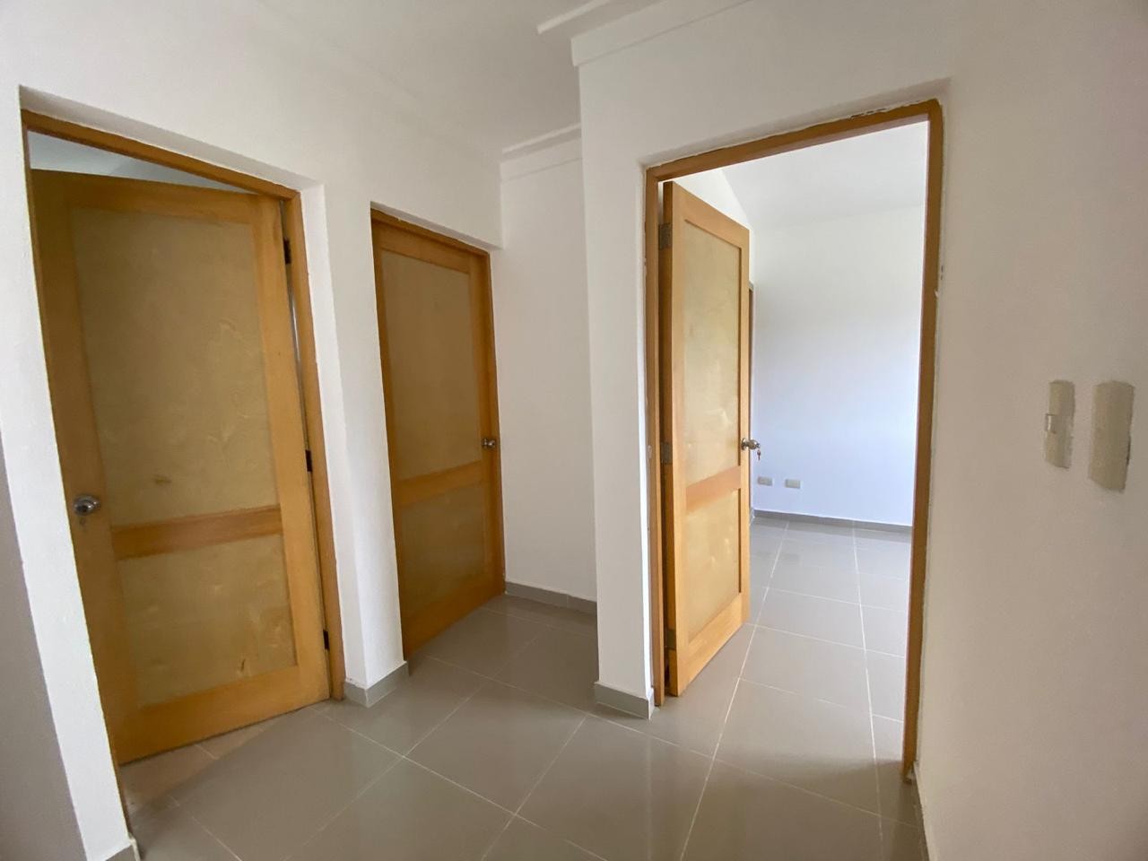 apartamentos - VENDO APARTAMENTO 2do NIVEL EN AVENIDA  REPÚBLICA DE COLOMBIA CERCA DEL BRVO Y L