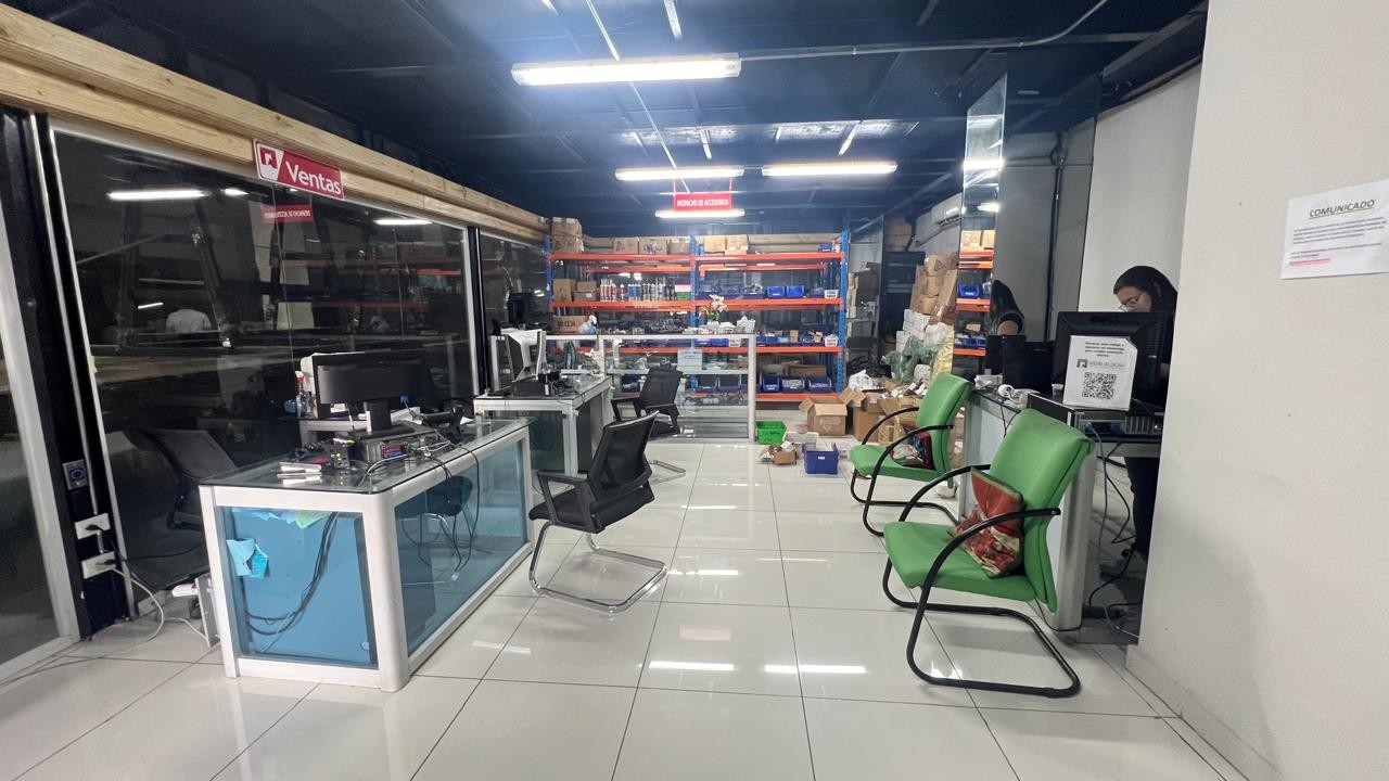 oficinas y locales comerciales - Nave en venta de 3 pisos, en el Ensanche fe, Santo Domingo. 0