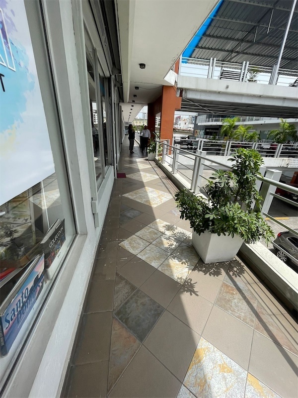 oficinas y locales comerciales - Se renta loca comercial en plaza metropolitana 