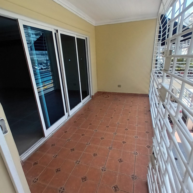 apartamentos - Apartamento  2do piso con terraza en Renacimiento