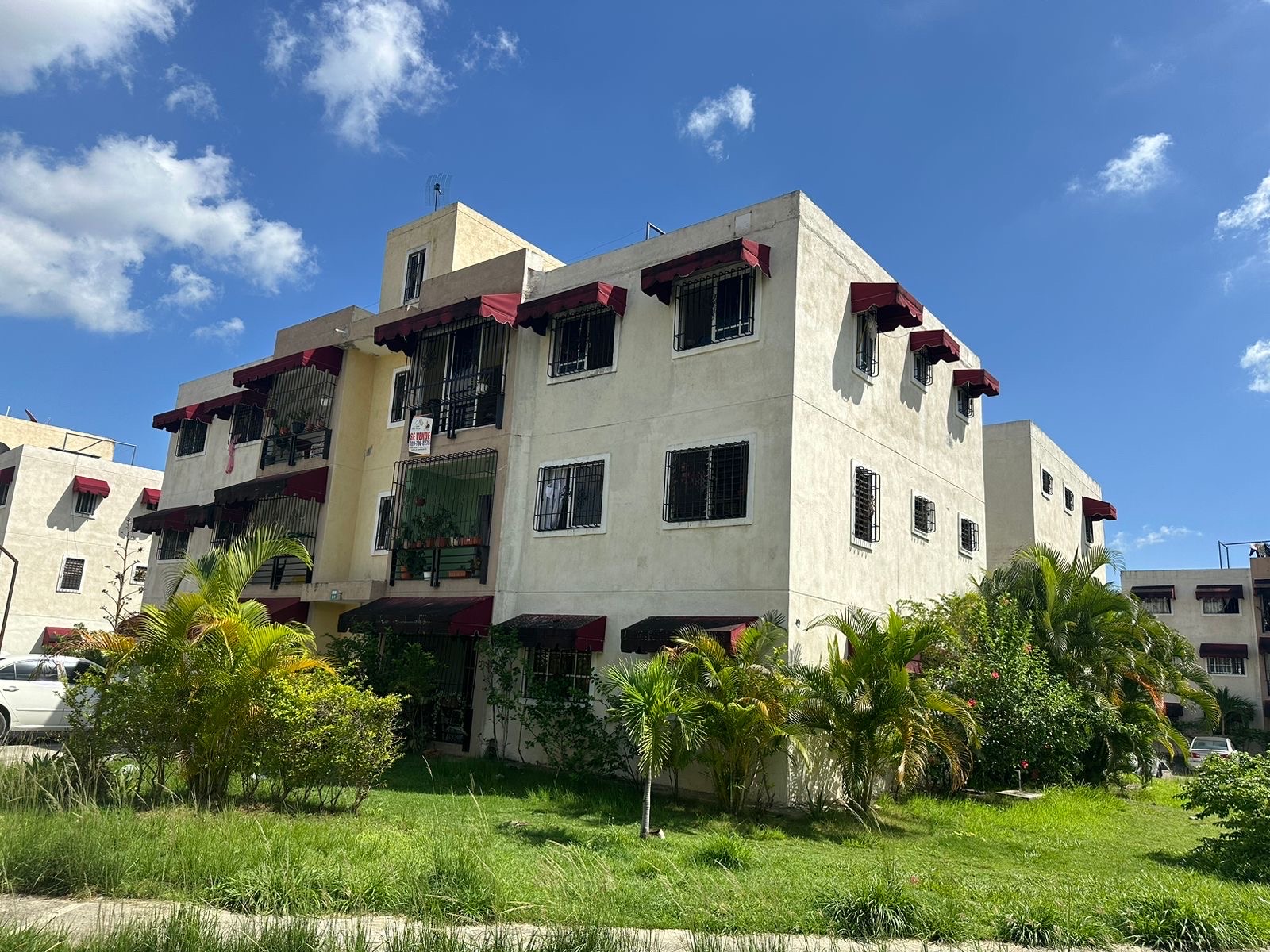 apartamentos - vendo por motivo de viaje apto en residencial Carmen Renata 3 pantojas 