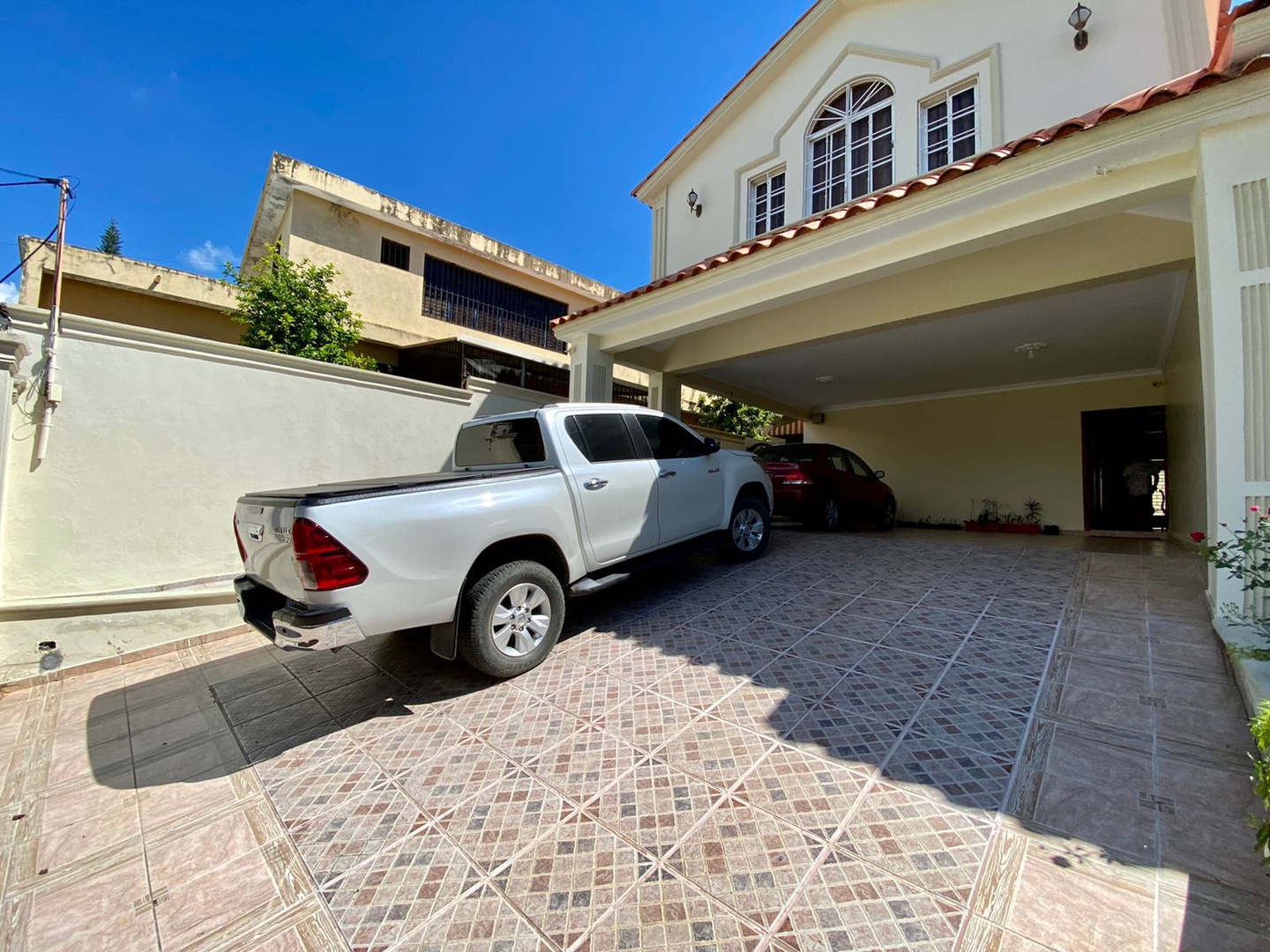 casas - Venta de casa con piscina en arroyo hondo 3 distrito nacional  2