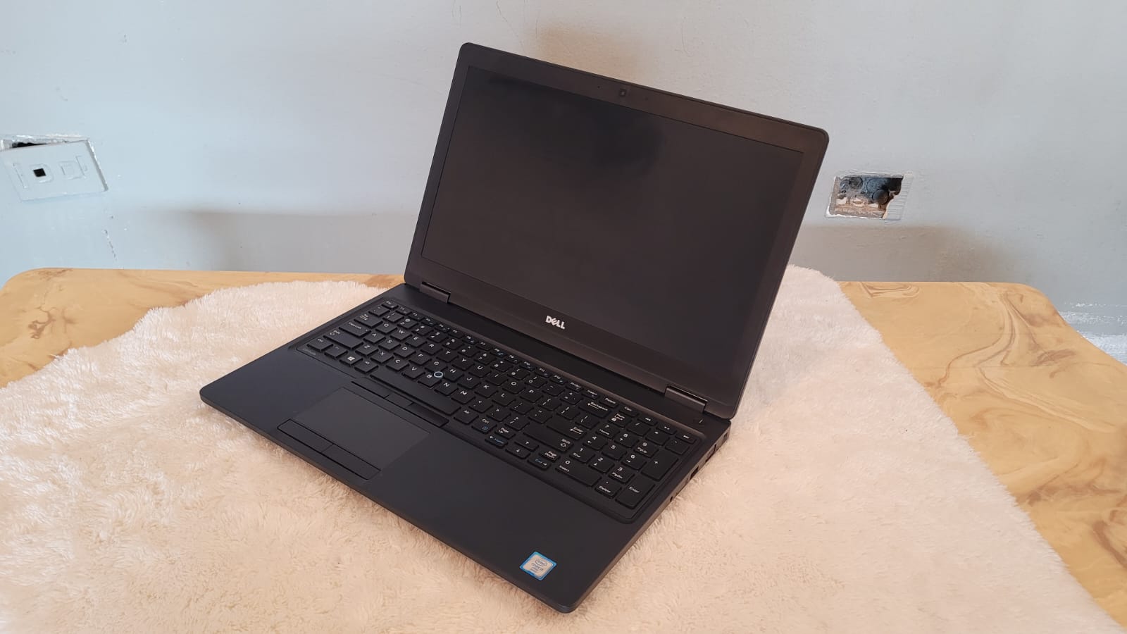 computadoras y laptops - Laptop Dell Latitude core i5 6ta 8GB 256 SSD 15plg