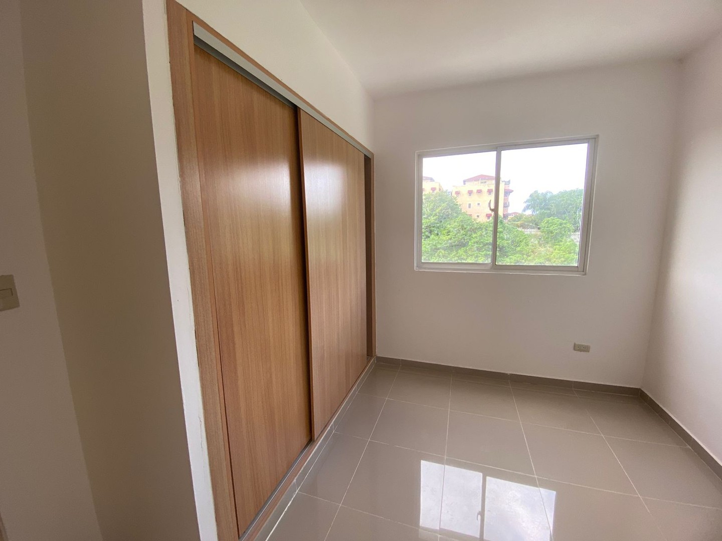 apartamentos - VENDO APARTAMENTO 2do NIVEL EN AVENIDA  REPÚBLICA DE COLOMBIA CERCA DEL BRVO Y L 1