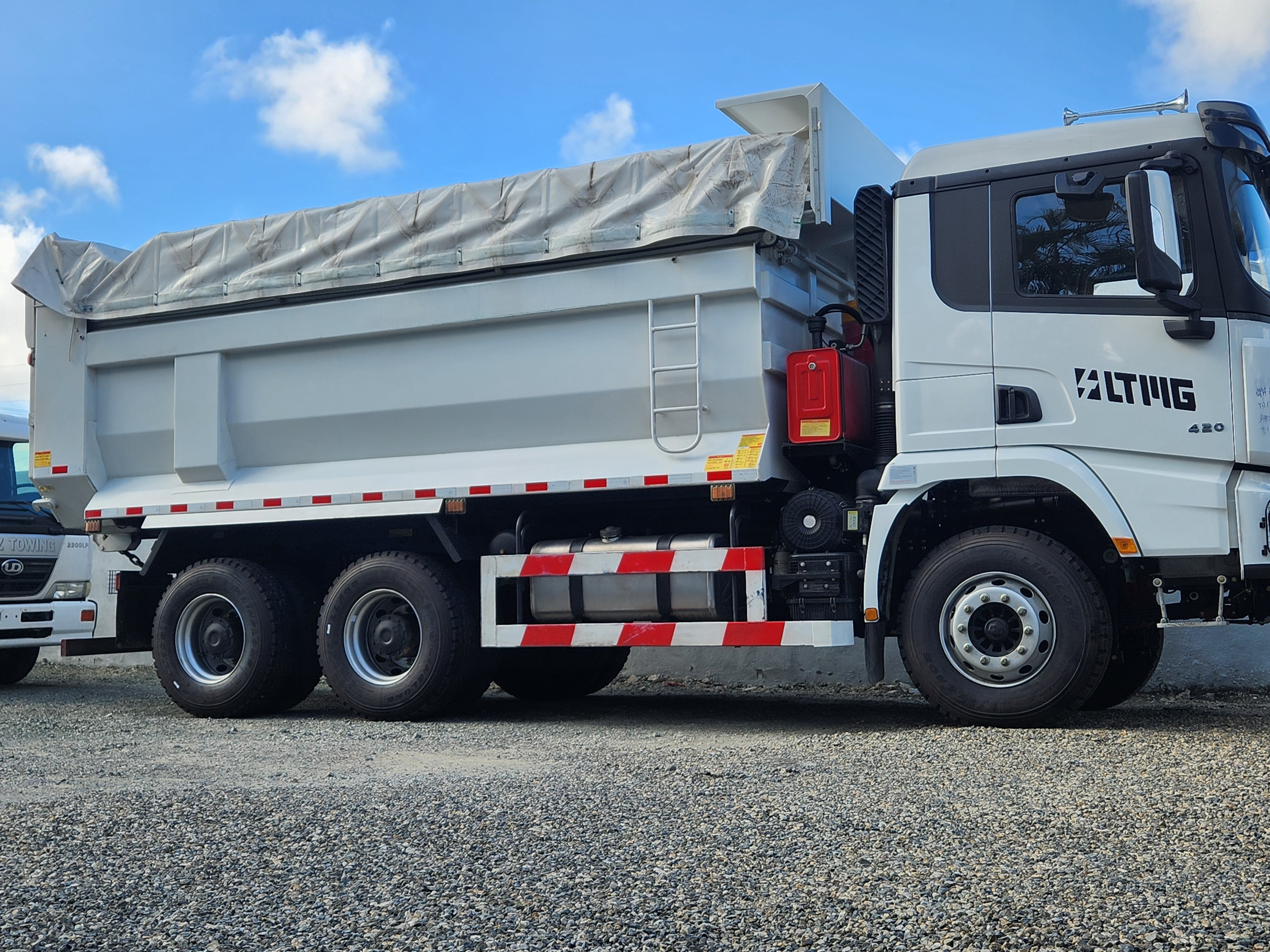 otros vehiculos - camión volteo de 20 metro nuevo y compactador de basura recién importados.  5