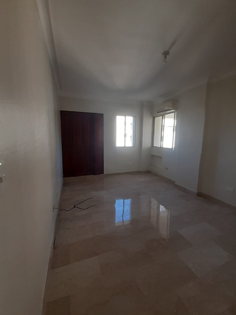 apartamentos - Vendo apto en serralles , frente al parque,  piso alto de 160 mts, con 3 hab 5