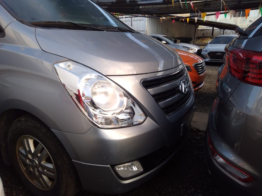 jeepetas y camionetas - HYUNDAI GRAND STAREX 2017 GRIS 1