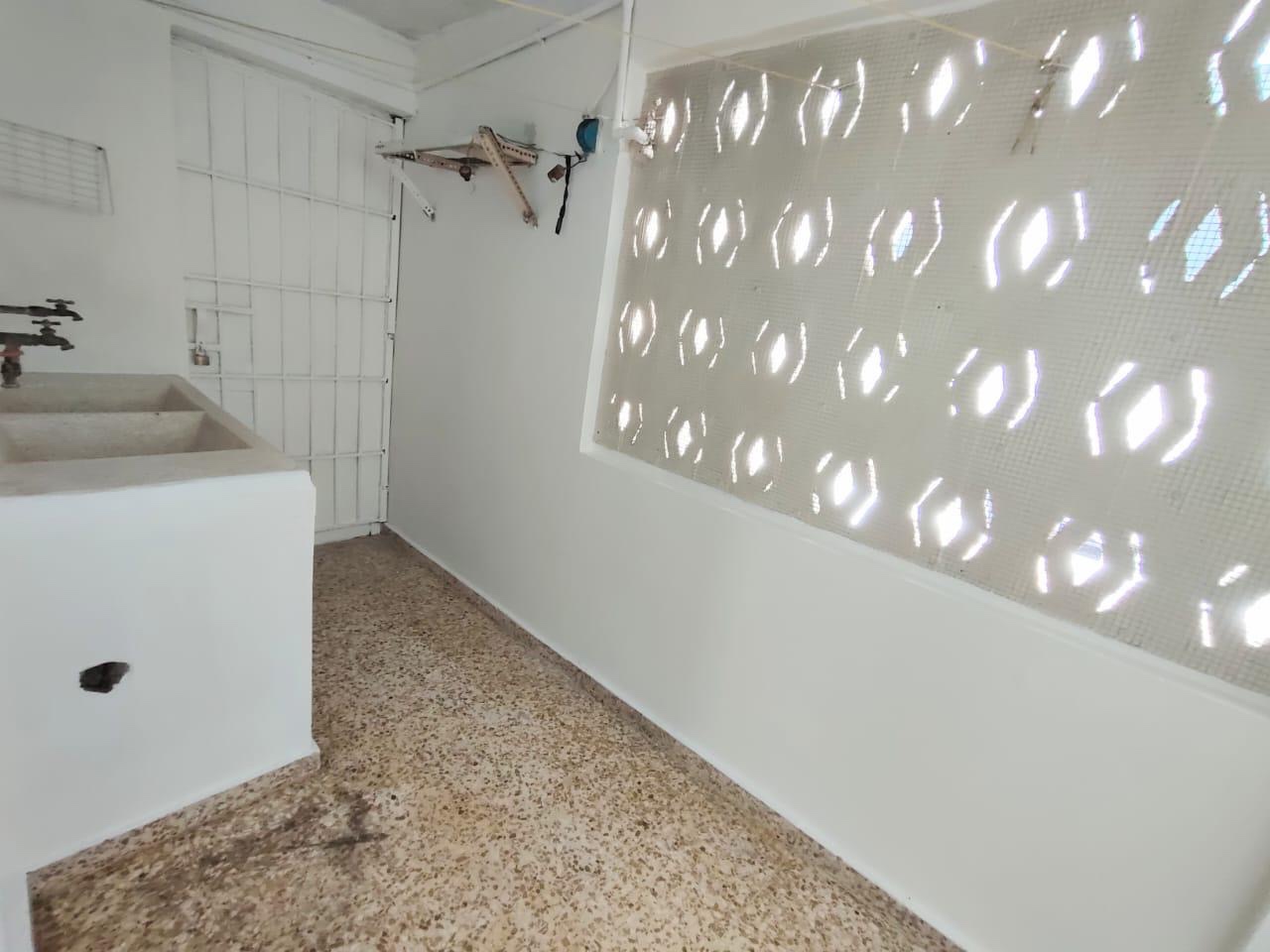 apartamentos - Alquiló piantini dos habitaciones segundo nivel baño parqueo servicio  4