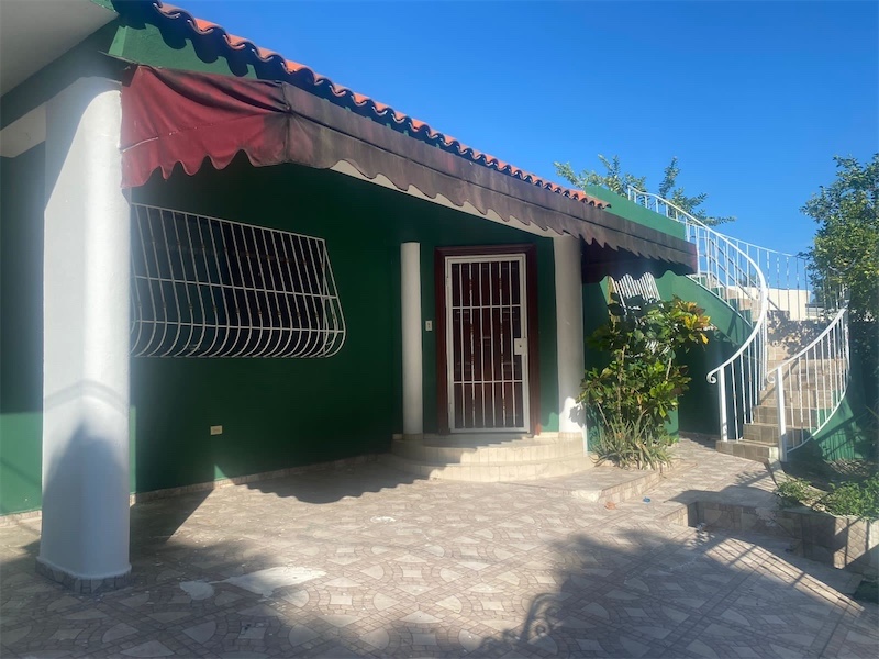 casas - Venta de casa en la Charles de Gaulle Santo Domingo este  3