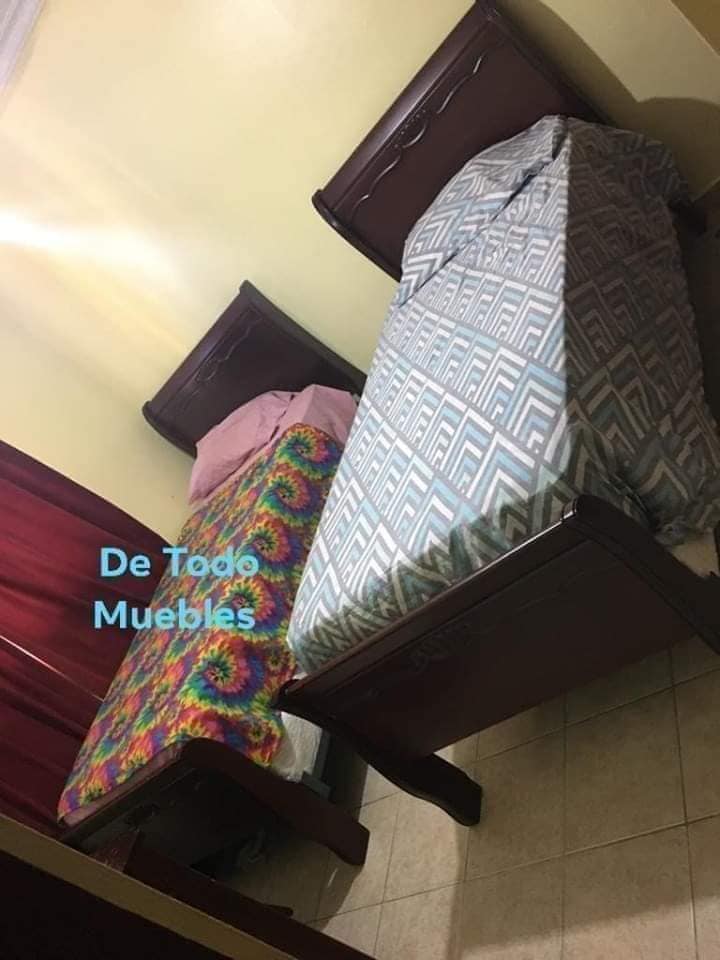 muebles y colchones - Camitas para niños en caoba.