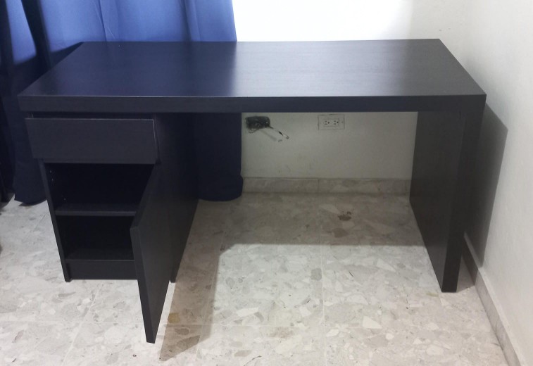 muebles y colchones - Escritorio MALM Negro. Como nuevo.