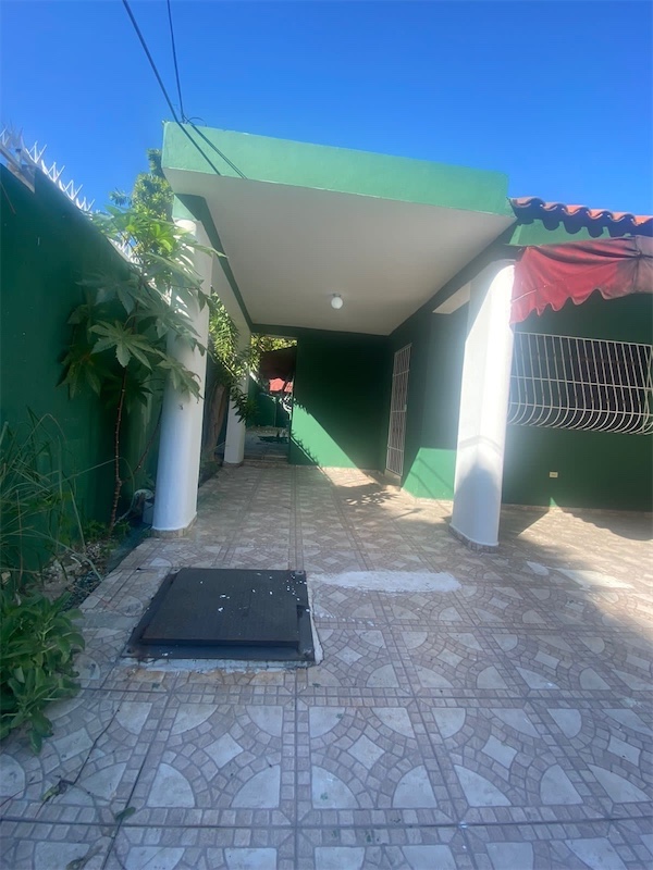 casas - Venta de casa en la Charles de Gaulle Santo Domingo este  5