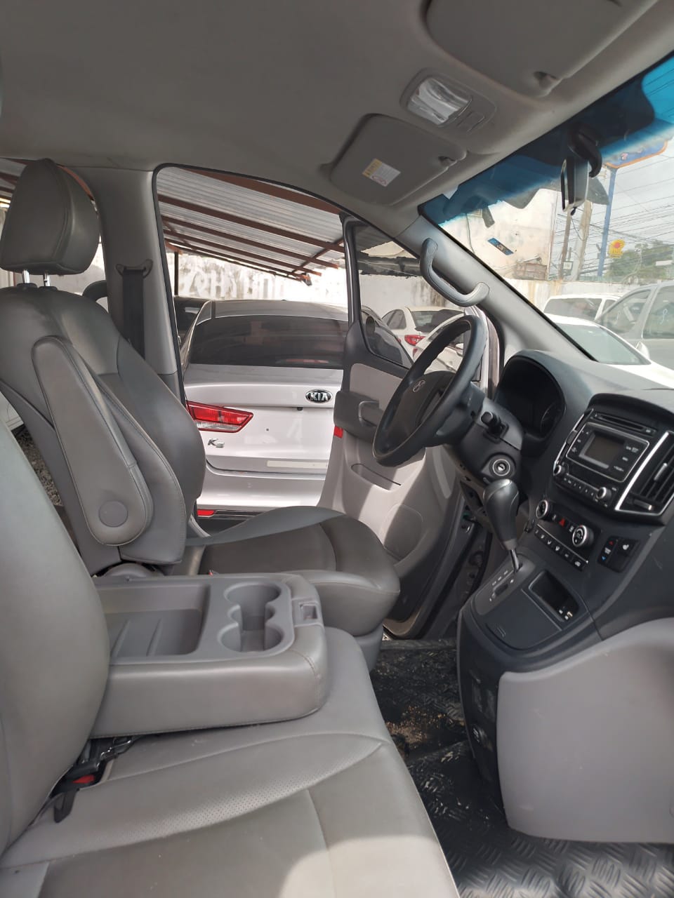 jeepetas y camionetas - HYUNDAI STAREX 2018 GRIS DESDE: RD$1,300,100.00 3