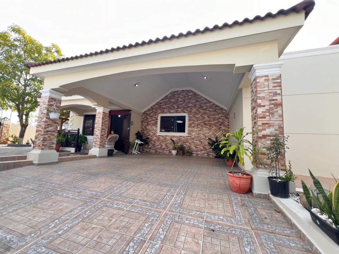 casas - SE VENDE CASA EN AV. HISPANOAMERICANA,  JARDINES DEL SUR.