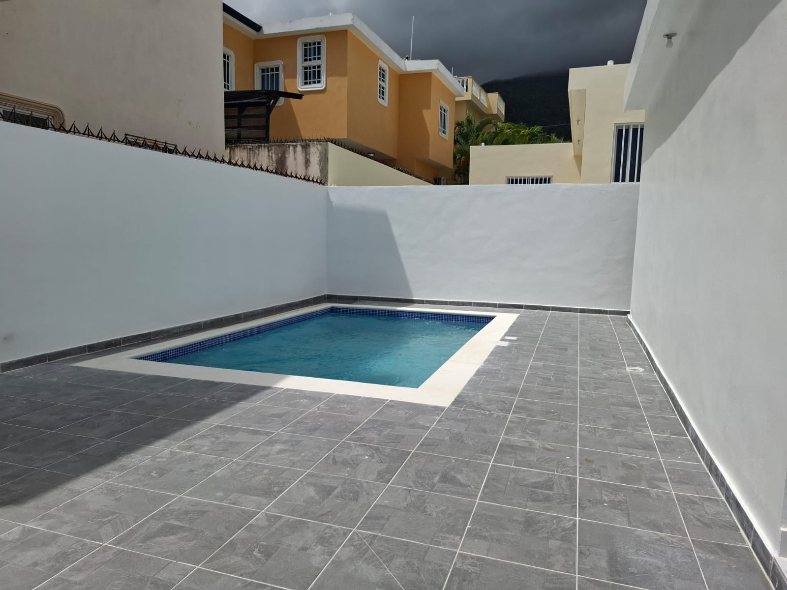 casas - Moderna casa con piscina con una excelente ubicación nueva  1