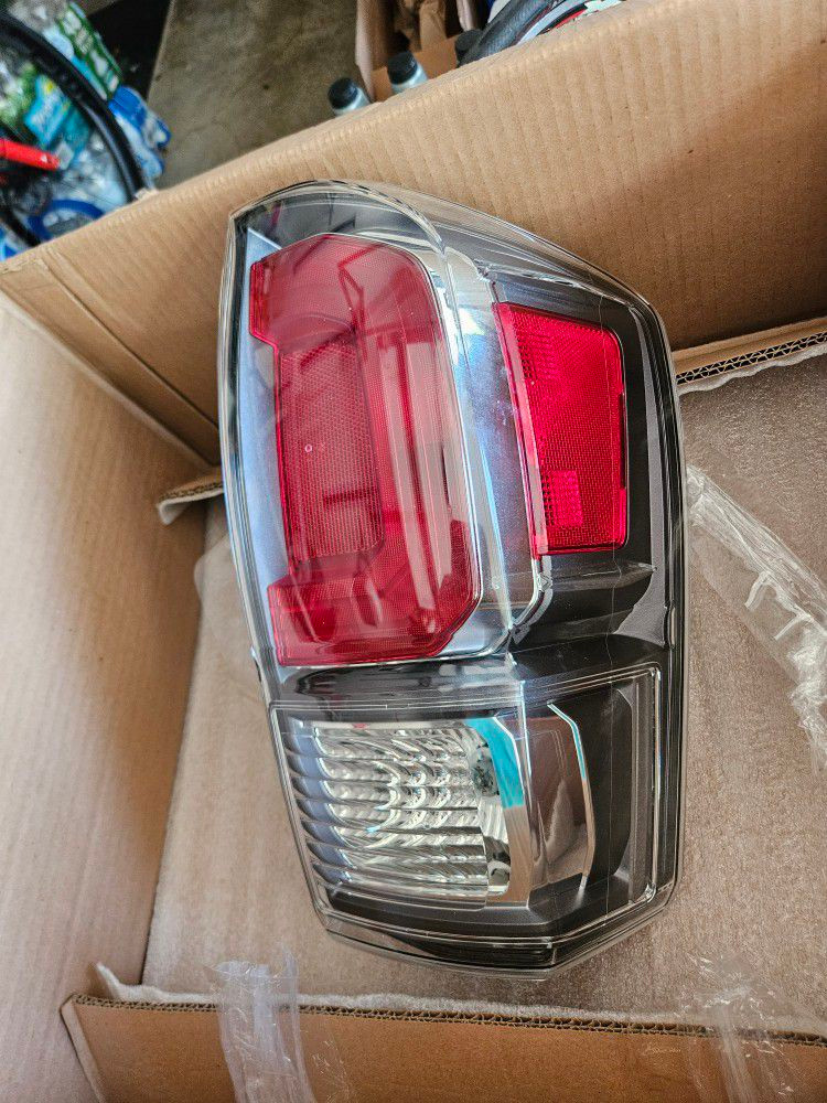 repuestos - Vendo Farol  Trasero para 2016-2022 Toyota Tacoma  HALOGEN  2