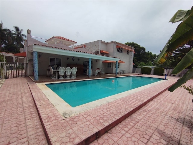 casas vacacionales y villas - ▶️Se Vende Casa Tipo Villa de 2 Niveles con Piscina en Boca Chica📍🏡🌴☀️3000mts 3