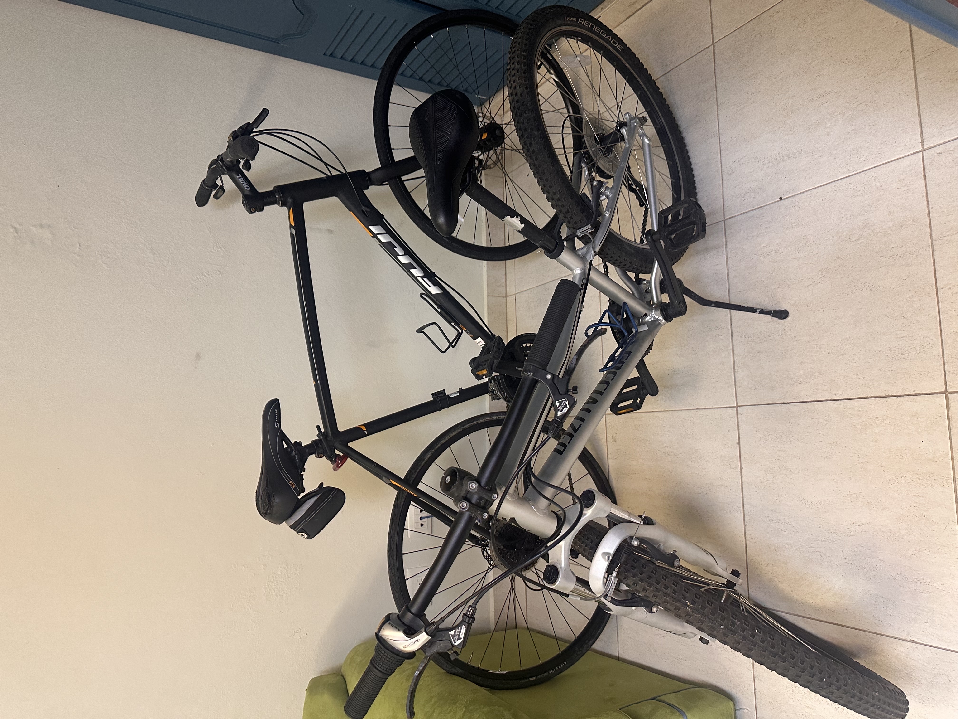 bicicletas y accesorios - Dos bicicletas usadas una Fuji y una Specialized.