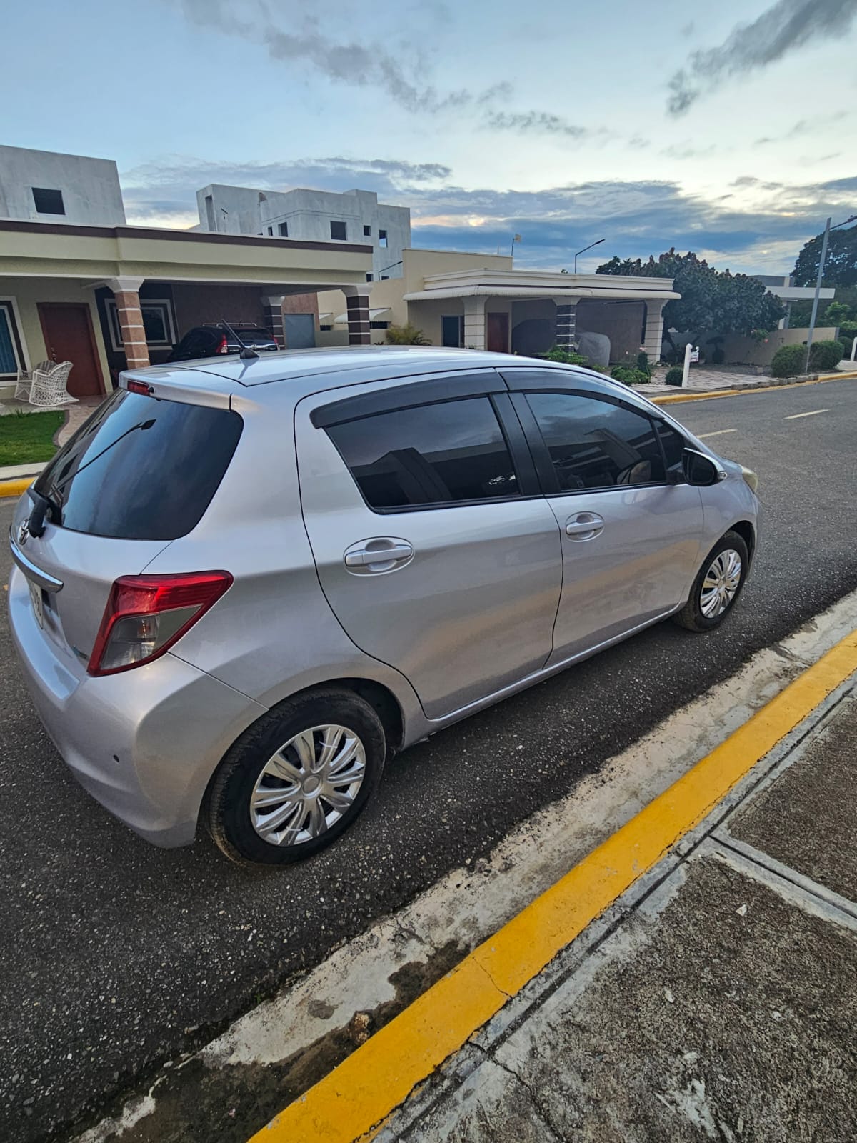 carros - Toyota Vitz 2013