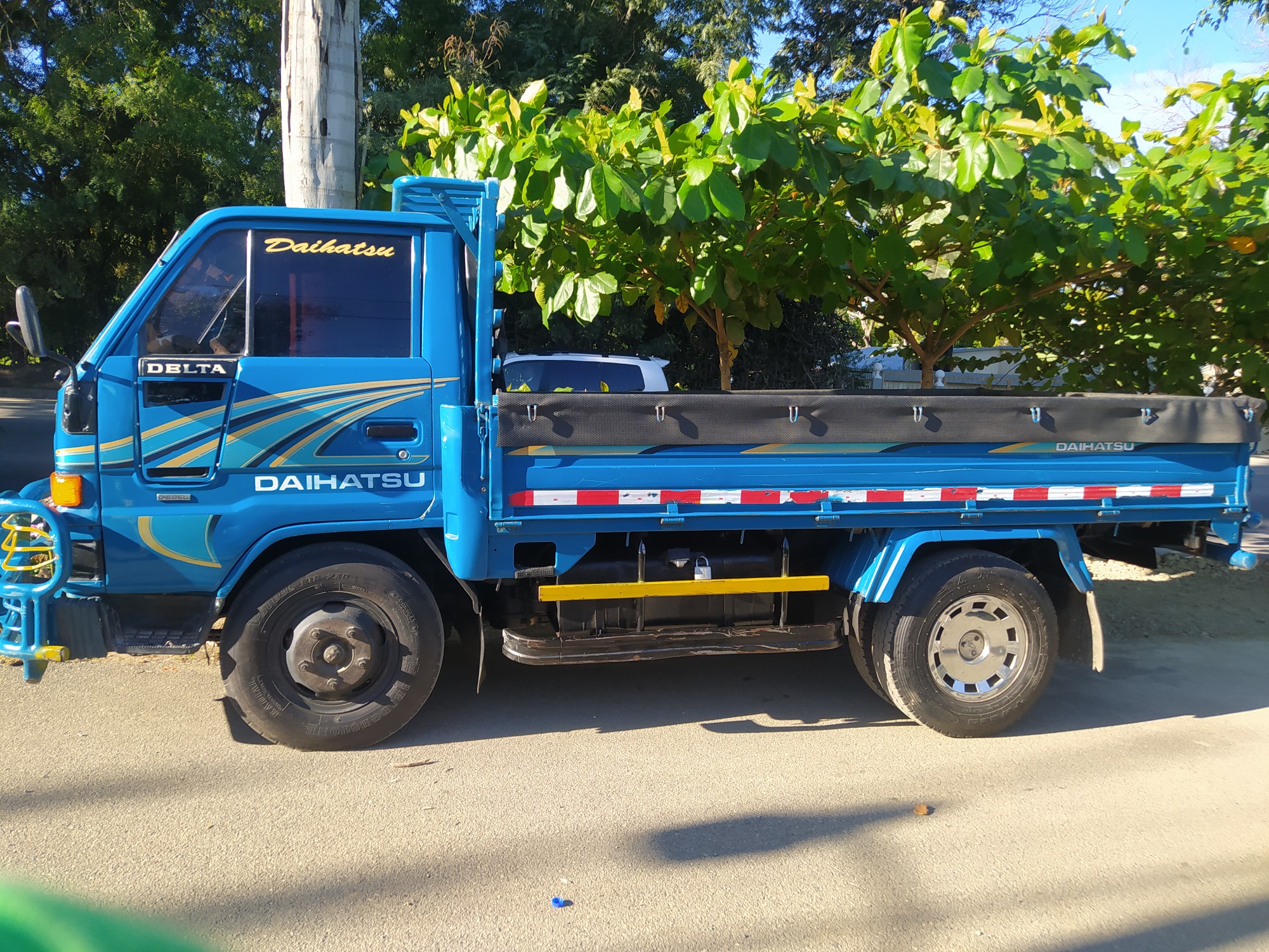 camiones y vehiculos pesados - CAMION DAIHATSU DELTA CAMA CORTA 2002