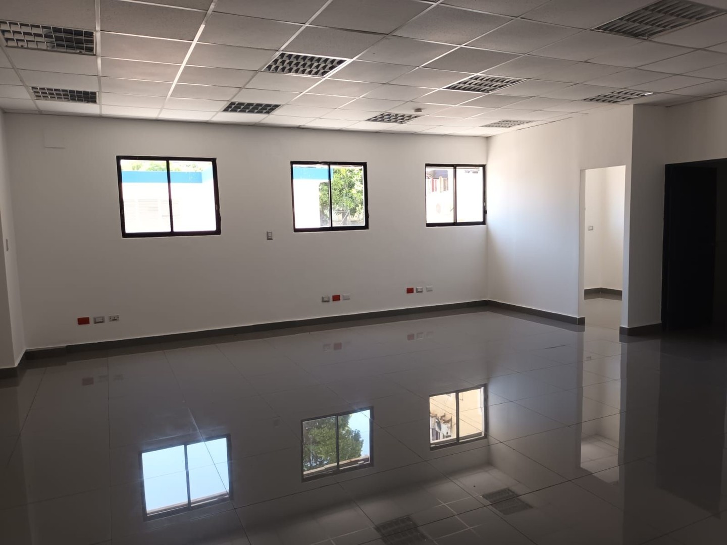 oficinas y locales comerciales - Los Prados 1er nivel 60m2 1 parqueo 