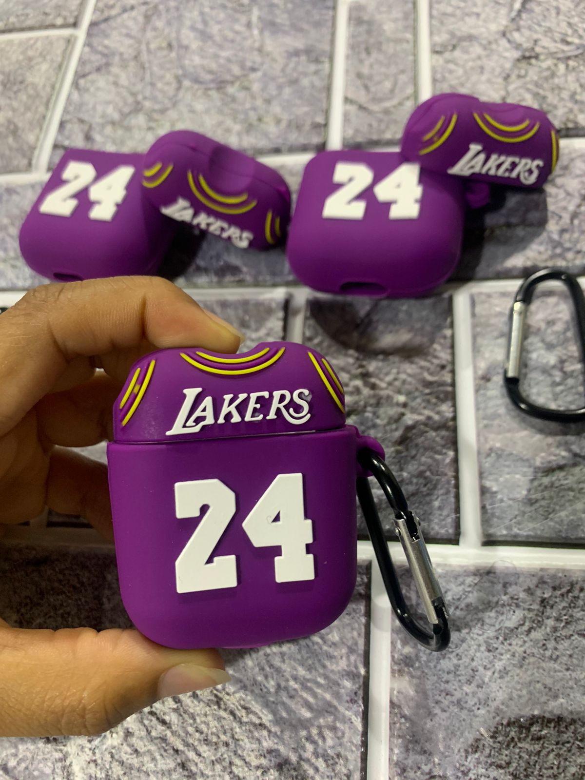 accesorios para electronica - COVER AIRPODS DISEÑO LAKERS 24