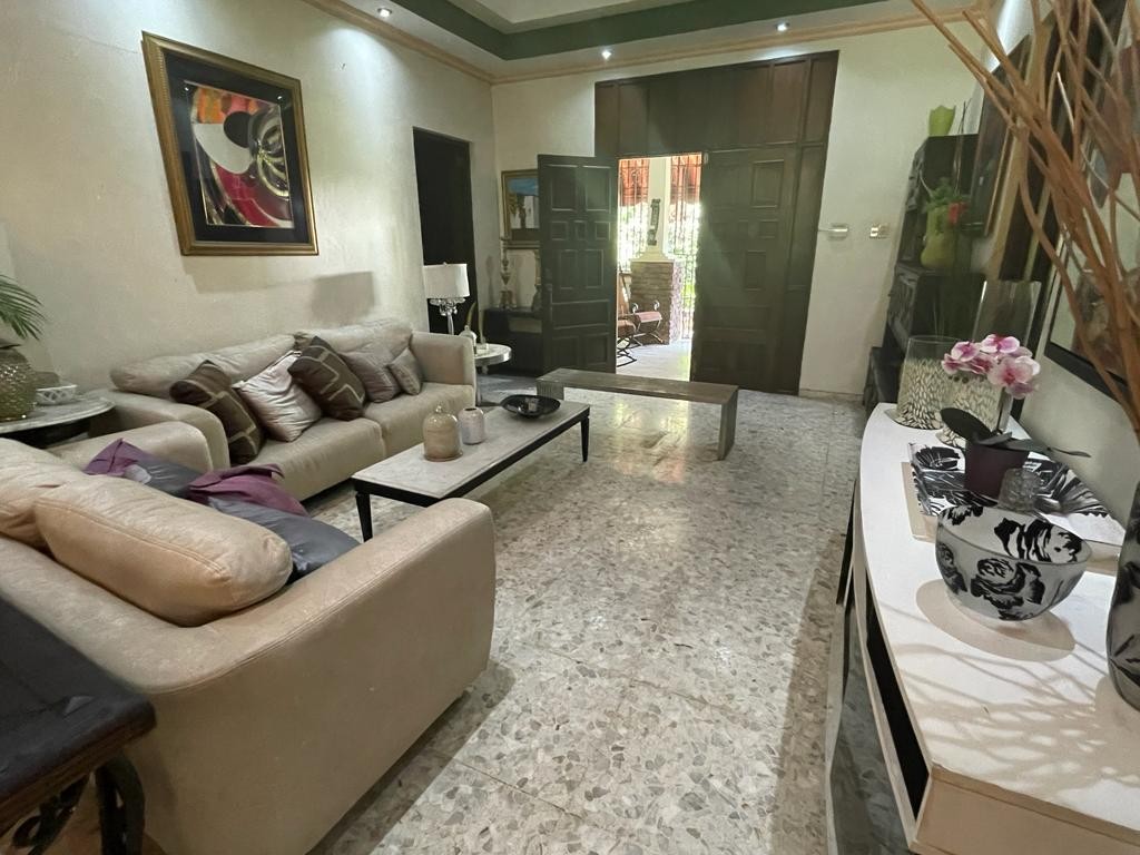 casas - VENDO Hermosa Casa Colonial Ubicada En Zona Exclusiva de Gazcue 
CODIGO: PD168
 3