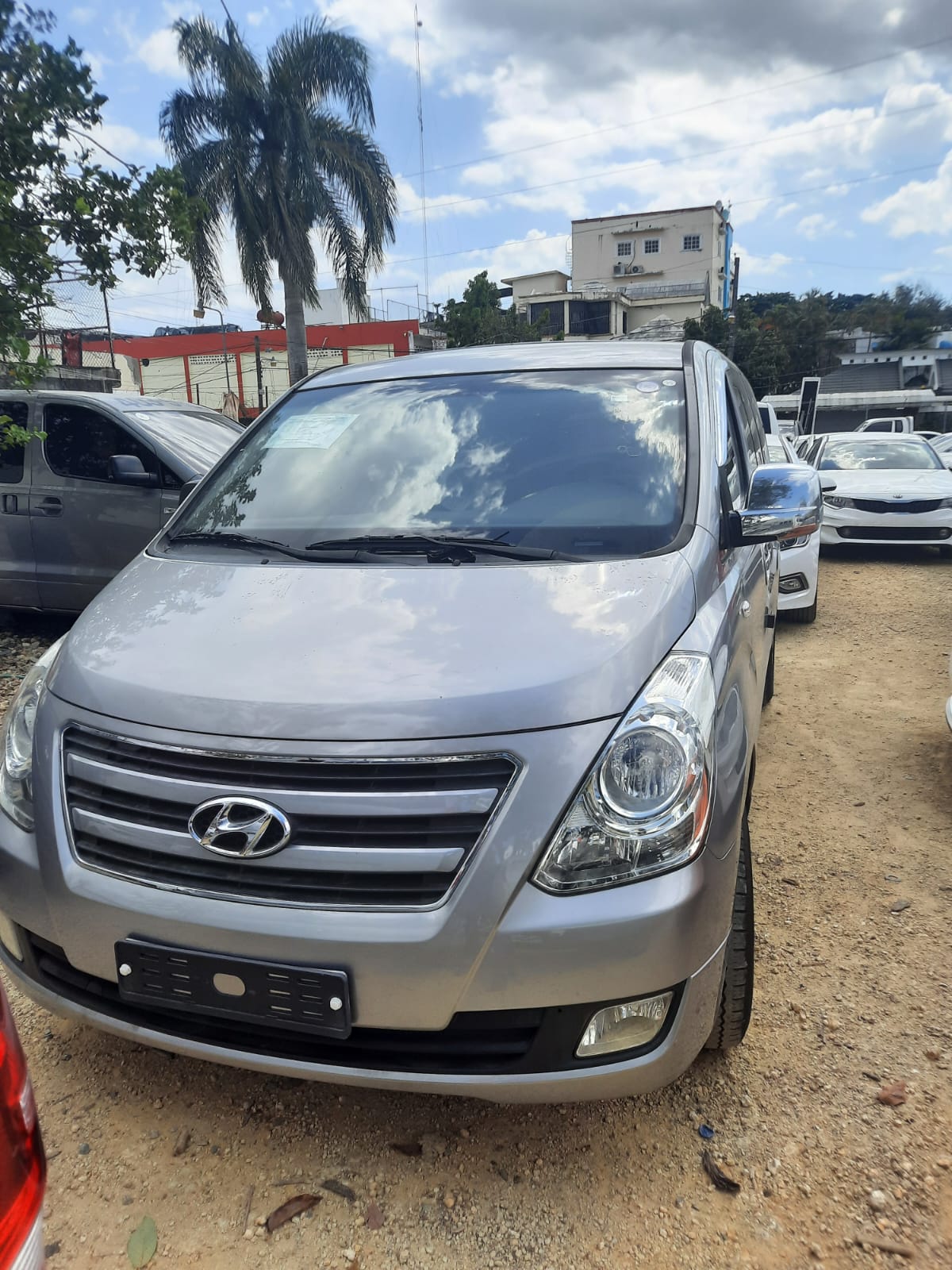 jeepetas y camionetas - HYUNDAI GRAND STAREX 2018 GRIS DESDE: RD$1,270,000