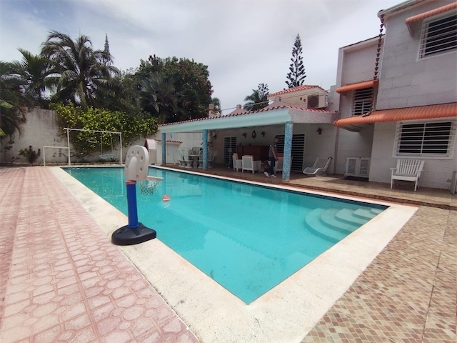 casas vacacionales y villas - ▶️Se Vende Casa Tipo Villa de 2 Niveles con Piscina en Boca Chica📍🏡🌴☀️3000mts 8
