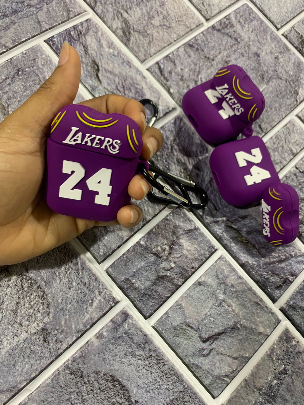 accesorios para electronica - COVER AIRPODS DISEÑO LAKERS 24 1