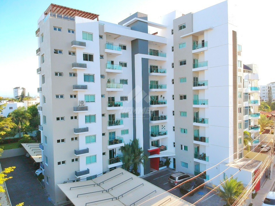 apartamentos - PRIMER PISO TERRAZA PRIVADA Y PARQUEOS TECHADOS LA ESMERALDA SANTIAGO 