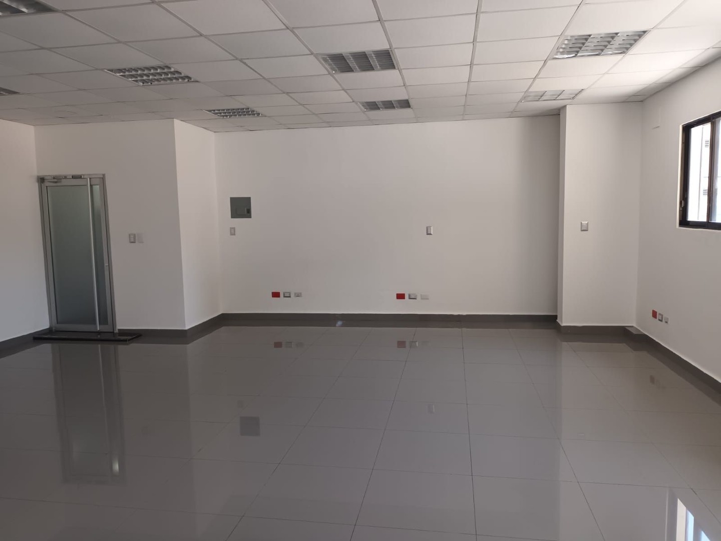 oficinas y locales comerciales - Los Prados 1er nivel 60m2 1 parqueo  3