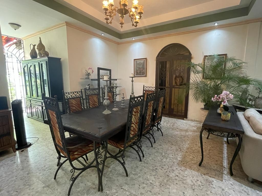 casas - VENDO Hermosa Casa Colonial Ubicada En Zona Exclusiva de Gazcue 
CODIGO: PD168
 4