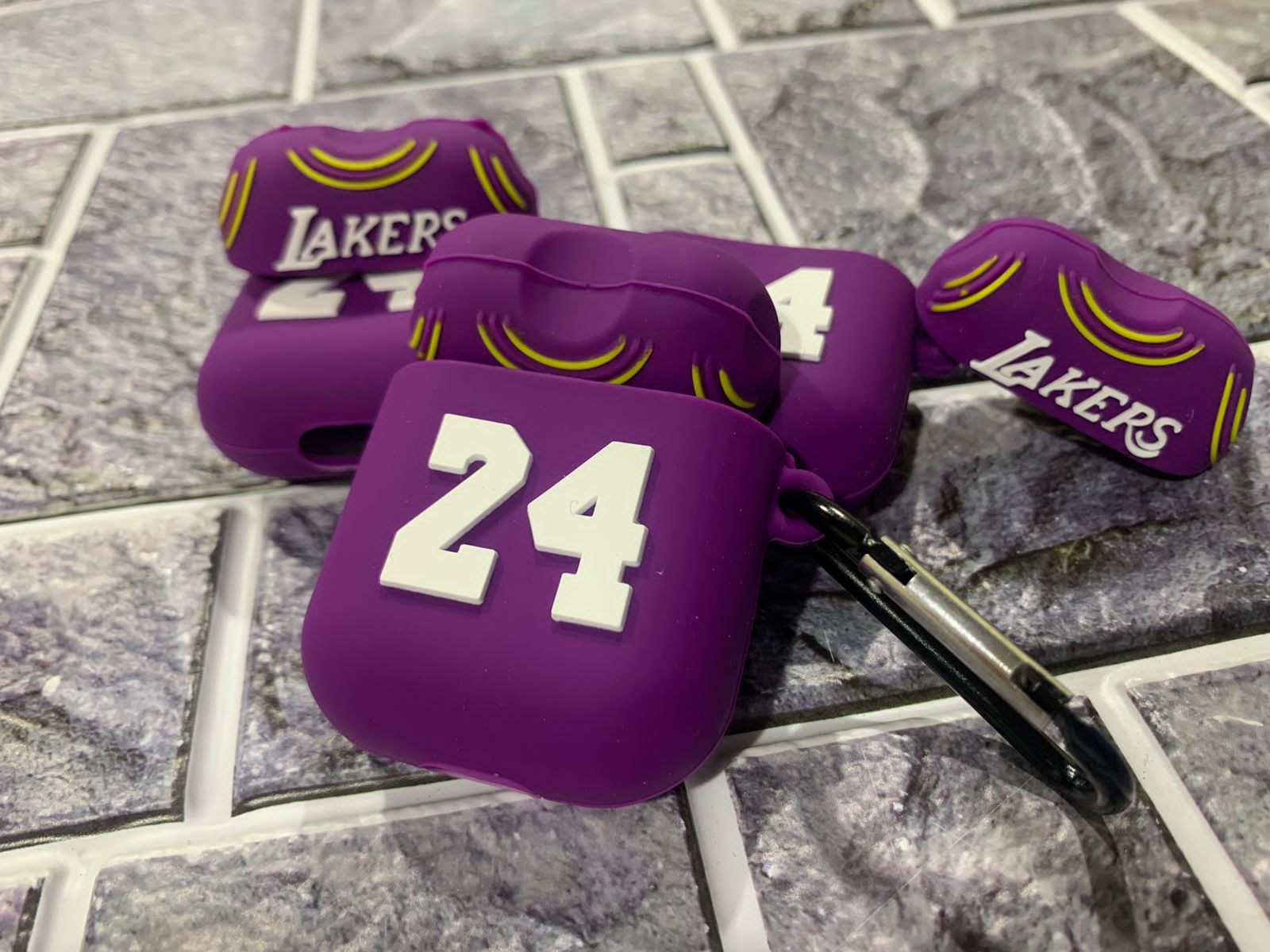 accesorios para electronica - COVER AIRPODS DISEÑO LAKERS 24 2