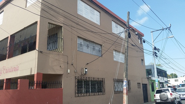 apartamentos - Alquilo   Edificio  de tres  niveles  otima  ubicaciony condicion