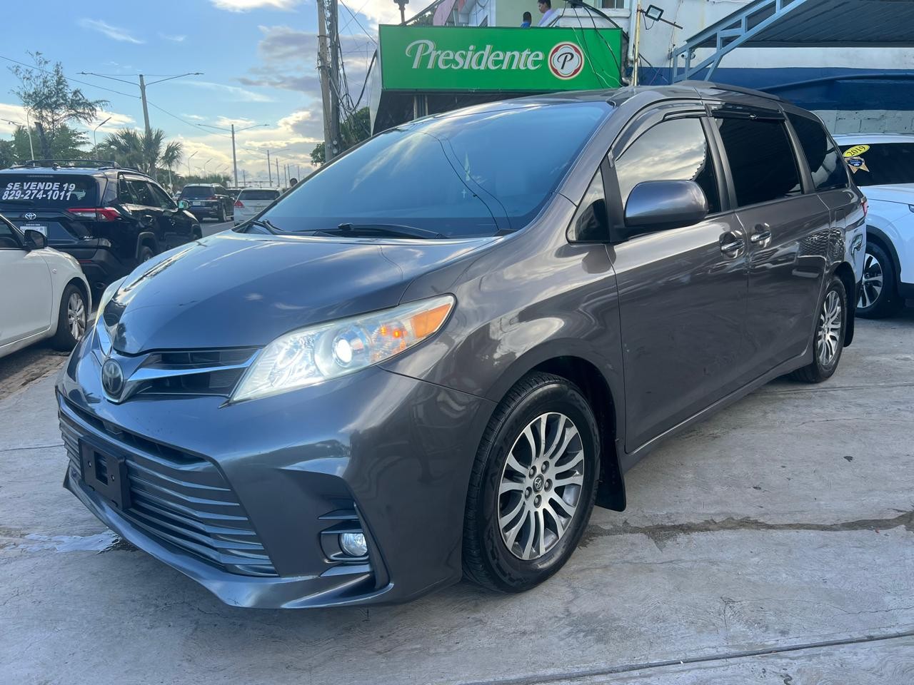 jeepetas y camionetas - Toyota Sienna XLE 2018