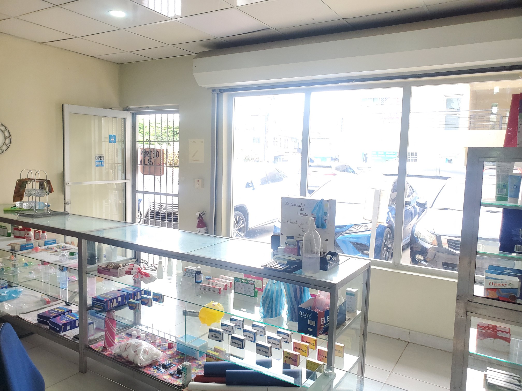 oficinas y locales comerciales - ¿Esta buscando invertir en un negocio seguro y rentable ? Farmacia en Santiago 
 3