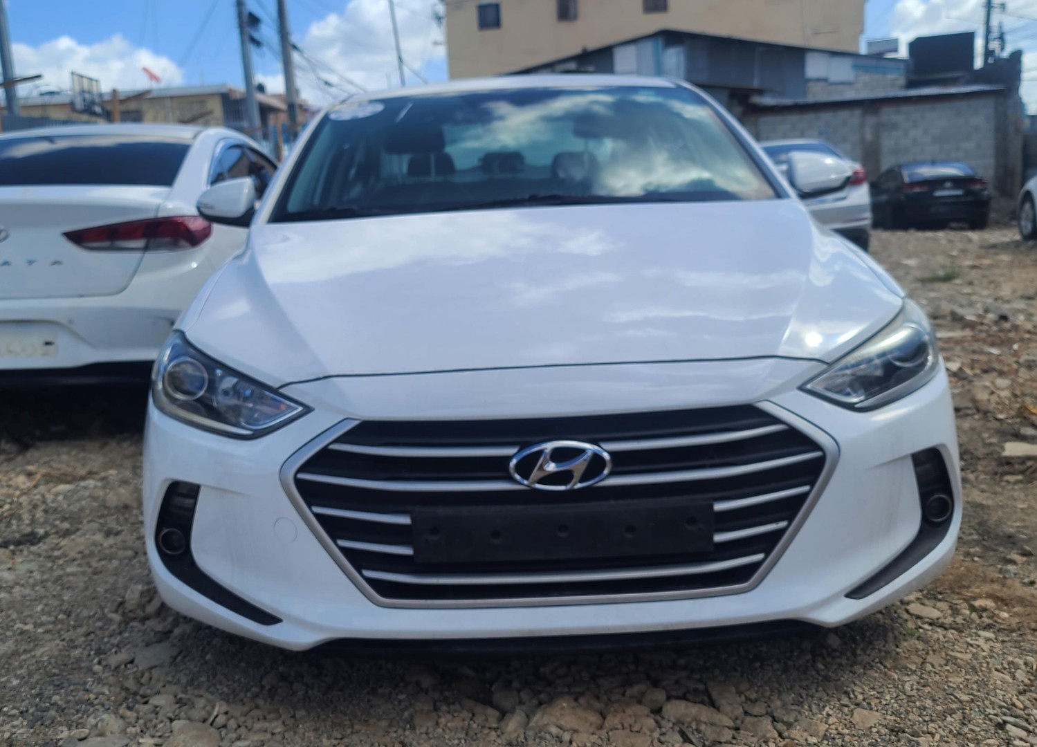 carros - HYUNDAI AVANTE 2017 BLANCODESDE: RD$700,100.00