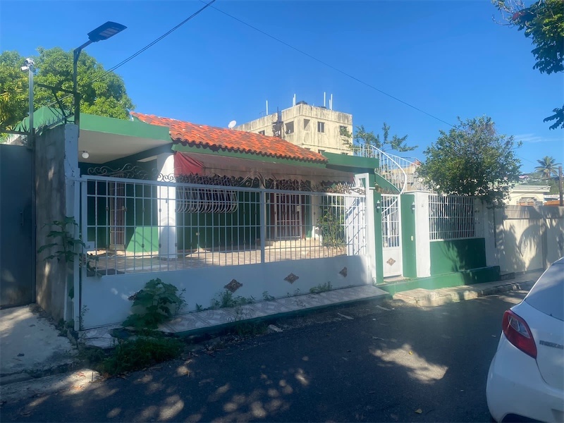 casas - Venta de casa en la Charles de Gaulle Santo Domingo este  0